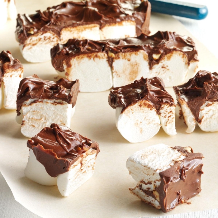 essen für kindergeburtstag, marshmallows mit schokolade und erdnussbutter, einfaches dessert