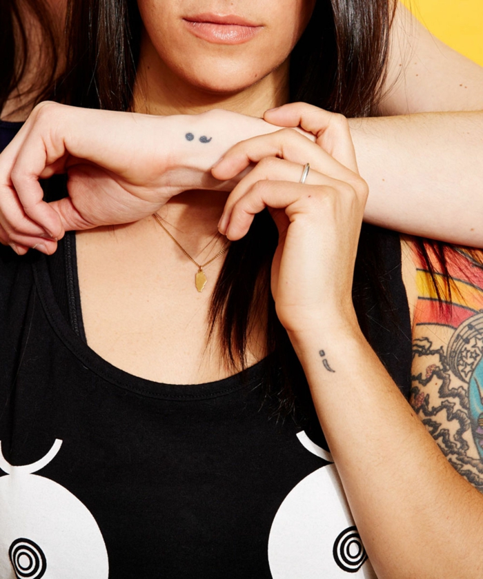 Paar mit verschiedenen Variationen von Semicolon Tattoos, was bedeutet ein semikolon, schwarzes Top