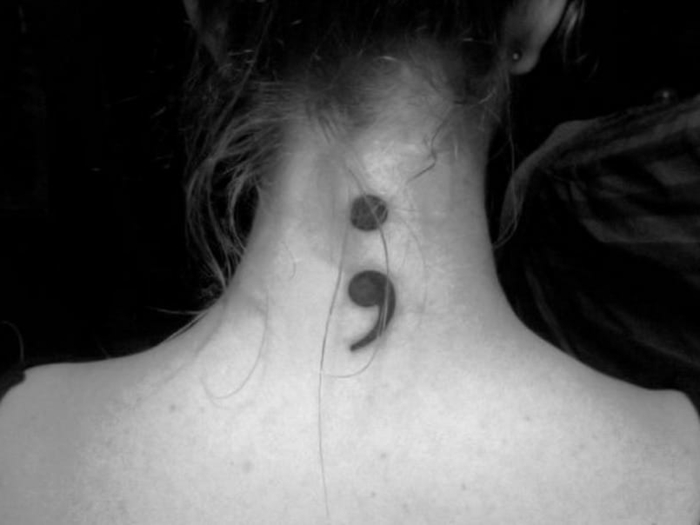 Großes Semicolon Tattoo am Nacken einer Frau, project semicolon, hochgesteckze Haare
