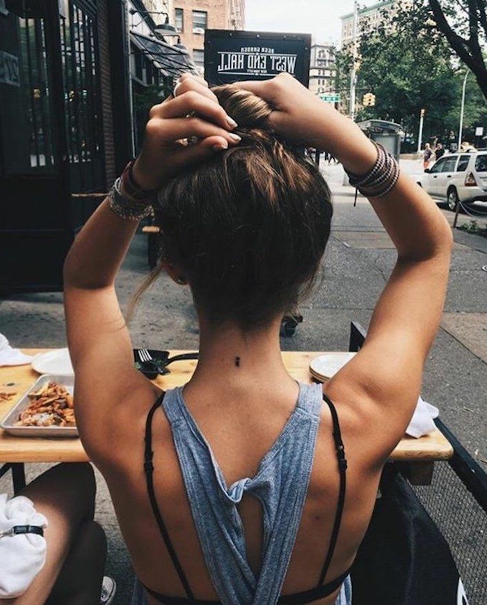 Semicolon Tattoo am Nacken einer Frau mit hochgestecktem Haar, project semicolon, New York