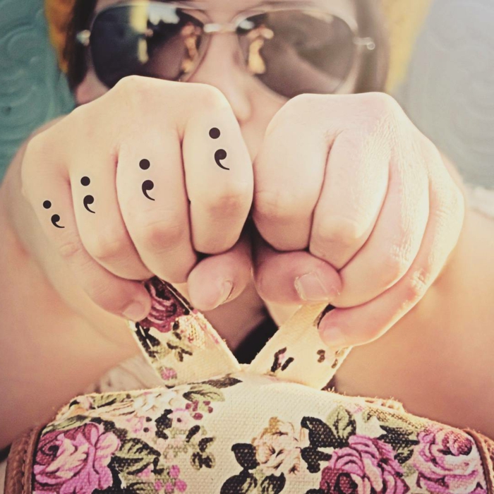 Semicolon Knöchel Tattoo an der Hand einer Frau, depression tattoos, sonnenbrillen,