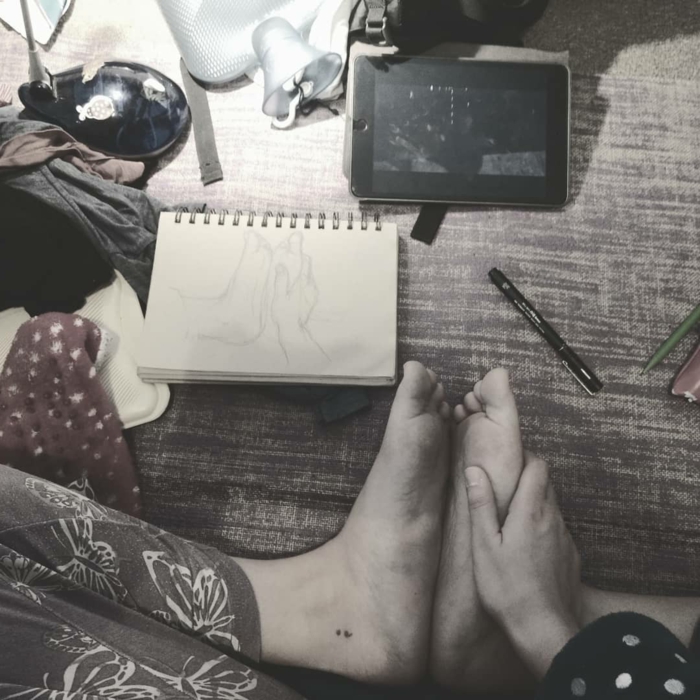 Semicolon Tattoo am Fuß, Skizze des Fußes, zeichnen, tattoo psychische störung, tablett, notizbuch