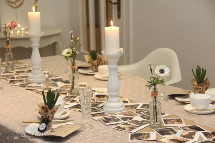 Geschenke zum 80 Geburtstag Oma, Tischläufer mit Familienfotos, Dekoration aus Hyazinthen und große, weiße Kerzen, weiße Stühle