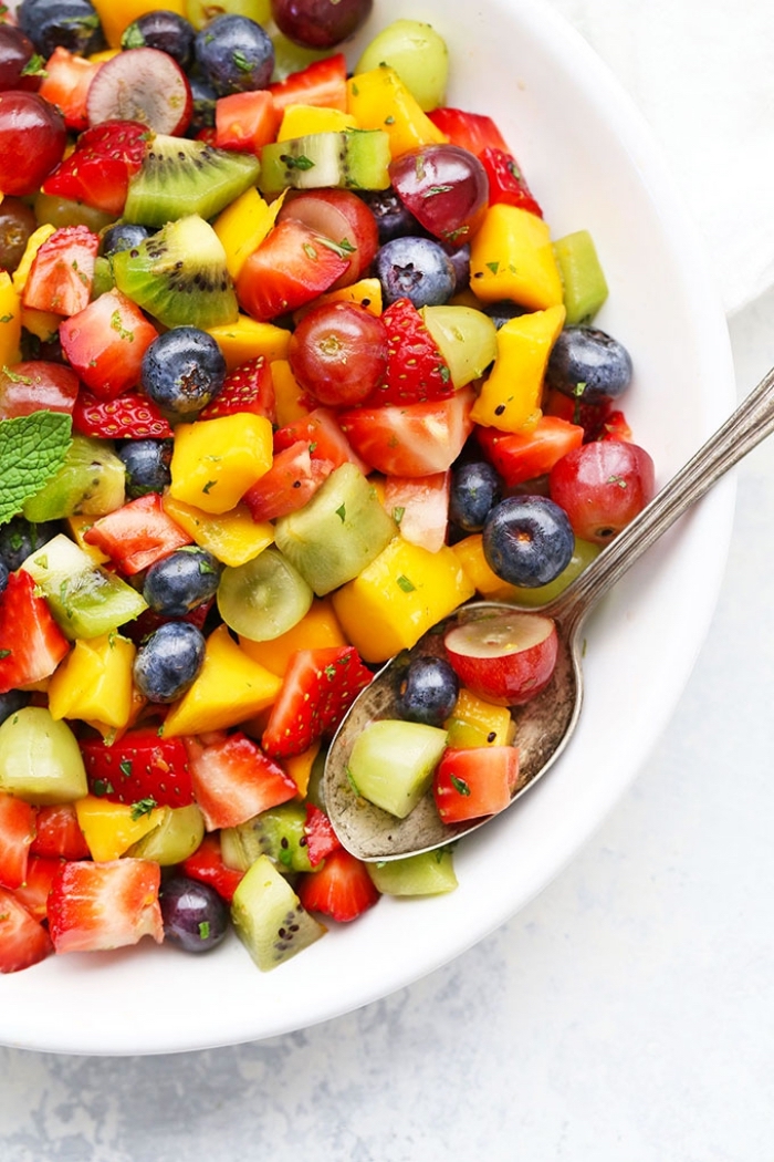 gesundes essen für kinder, einfacher salat mit erdbeeren, kiwi, mango und blaubeeren, obstsalat