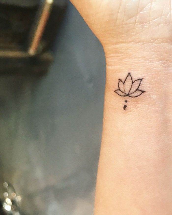 Tattoo von einem Semicolon und einer Lotusblume, Nahaufnahme, tattoo psychische störung