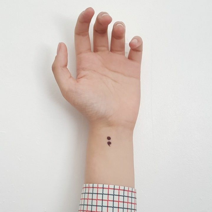 karriertes Hemd, Was bedeutet ein Semikolon Tattoo, project semicolon, kleines Tattoo
