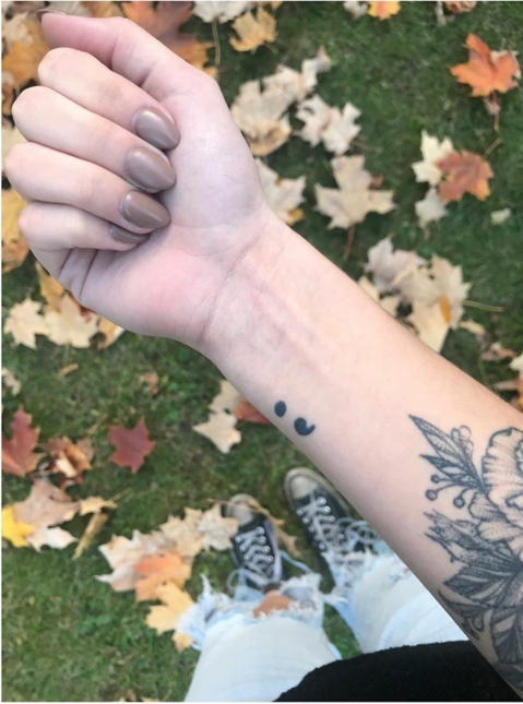 Hand mit Tattoo - kleines Semicolon Tattoo und ein Blumentattoo, depression tattoos, Herbst