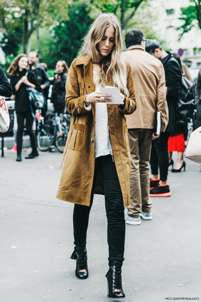 Effektvoll angezogene Dame in naturfarbenem Mantel, Stifel mit Absatz und Skinny Jeans, dresscode leger