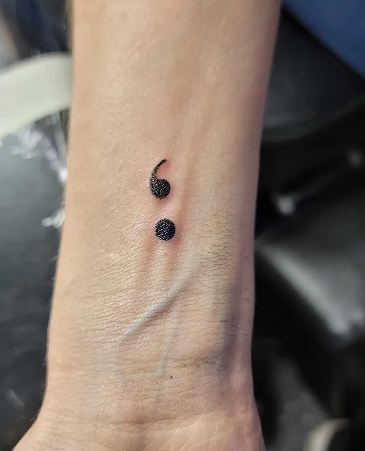 klassische dezente semicolon tattoo twistid ink