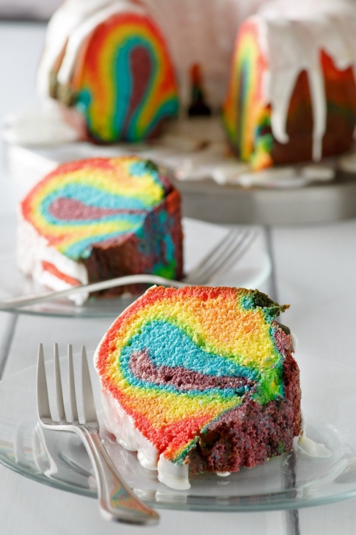 kochen für kinder, regenbogen kuchen mit weißer zuckerglasur, vanillekuchen in den farben des regenbogens