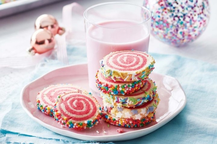 kochen für kleinkinder, kekse mit erdbeeren und vanille, rosa milch, bunte streusel
