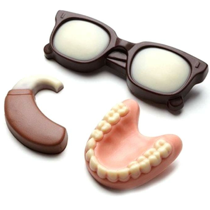 Schokolade in der Form von Brillen in schwarz, Hörgerät in braun und Zahprotese, Lustige Geschenke für Senioren