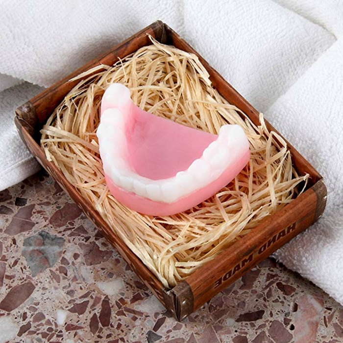 Seife in Form von Zahnprotese, in Schachtel mit Stroh, Lustige Geschenke für Senioren, weiße Handtücher