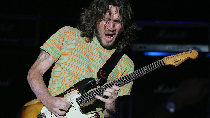 der gitarrist der band red hot chili peppers john Frusciante, ein mann mit bart und einer gitarre aus holz, john . Frusciante kehrt zu der band zurück