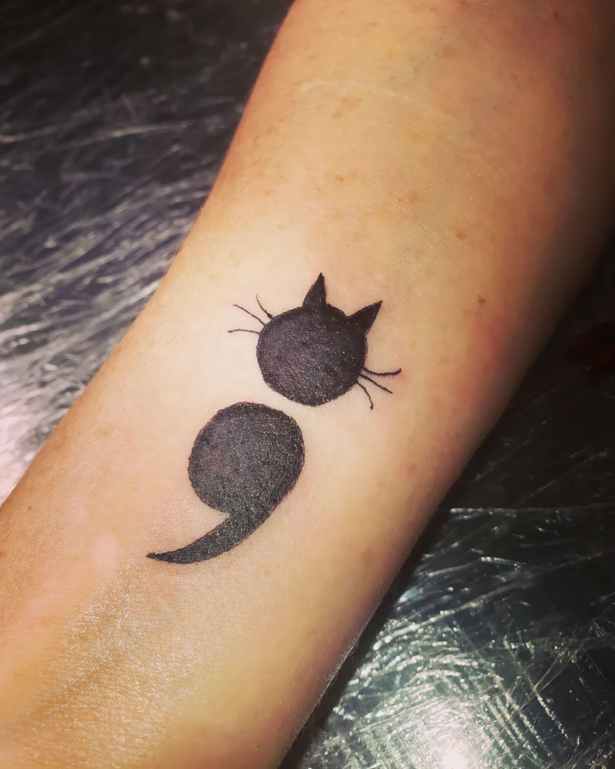 minimalistische semicolon tattoo mit katze irish.flw