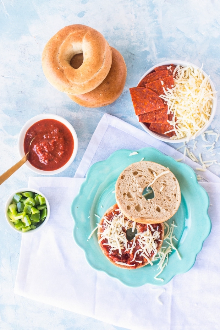 mittagessen für kinder, donuts pizas mit tomaten soße und parmesan, geriebener käse