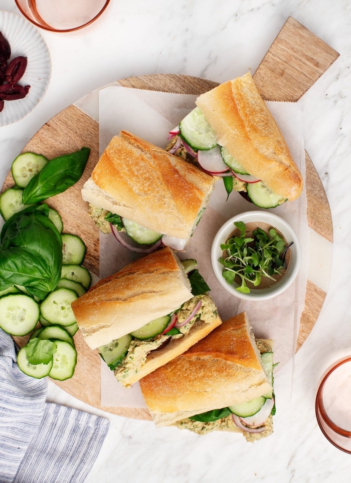 mittagessen für kinder, gesunde sandwiches mit gemüse, gurken, zweibel und basilikum