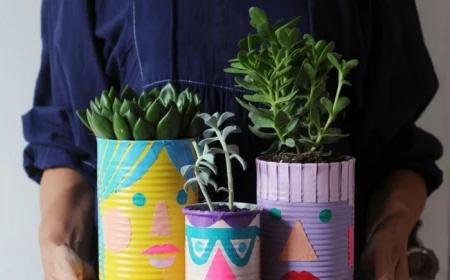 pflanzer in blechdosen bemalt in bunte farben verschiedene grüne pflanzen upcycling ideen einfac