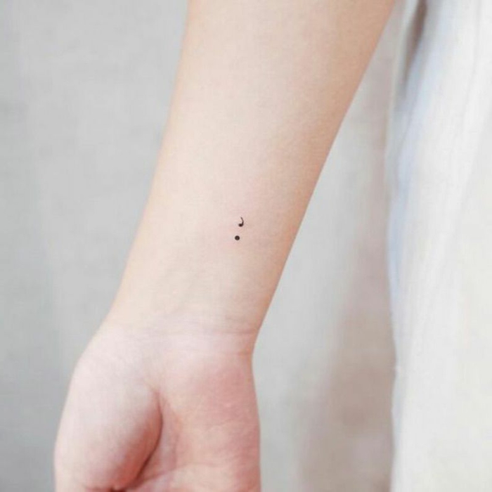Sehr kleines und dezentes Semicolon Tattoo am Arm, tattoo psychische störung, weißes Kleid und heller Hintergrund