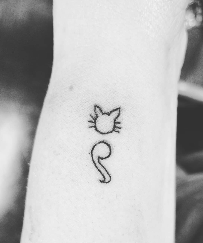 Originelles Semicolon Tattoo mit einer Katze, mit Schnurrhaare und Ohren, tattoo psychische störung