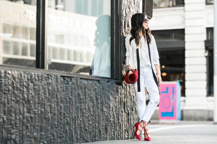 Elegant angezogene Dame in weiß, mit roten Schuhen und roter Handtasche, casual dress code