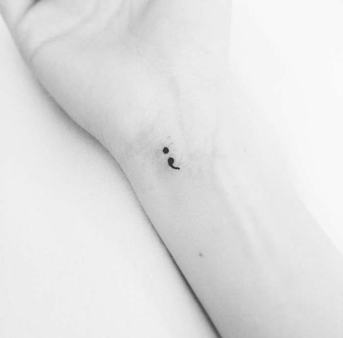 Schwarz-weißes Photo von einem zarten Semicolon Tattoo, semikolon tattoo bedeutung