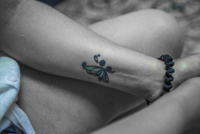 Tattoo von einem Schmetterling und einem Semicolon in blauen Tönen, tattoo psychische störung, blaues Hemd