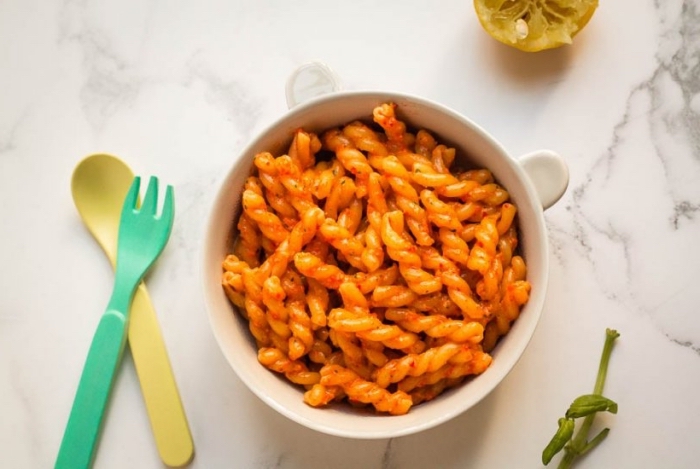 schnelle gerichte für kinder, pasta mit tomaten und kärutern, pesto für kleinkindern