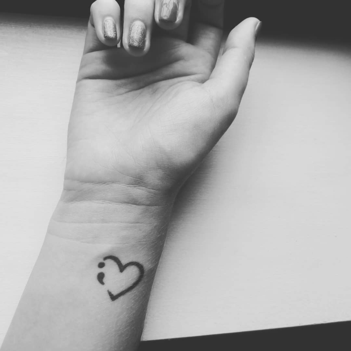 Semicolon am Arm in einem schlichten Herz, tattoo psychische störung, lackierte Hand