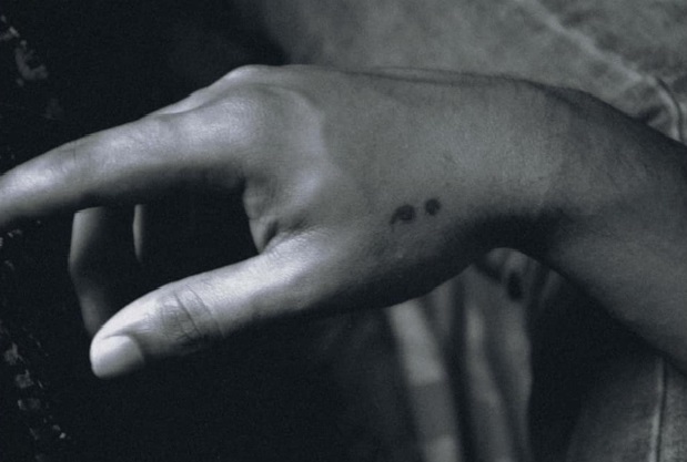 black und white photo, elegante Hand mit einem Semicolon Tattoo, depression tattoos