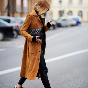 schwarze sneakers schwarze jeans camelfarbener mantel schwarze mini handtasche dresscode sportlich elegante outfits damen 1
