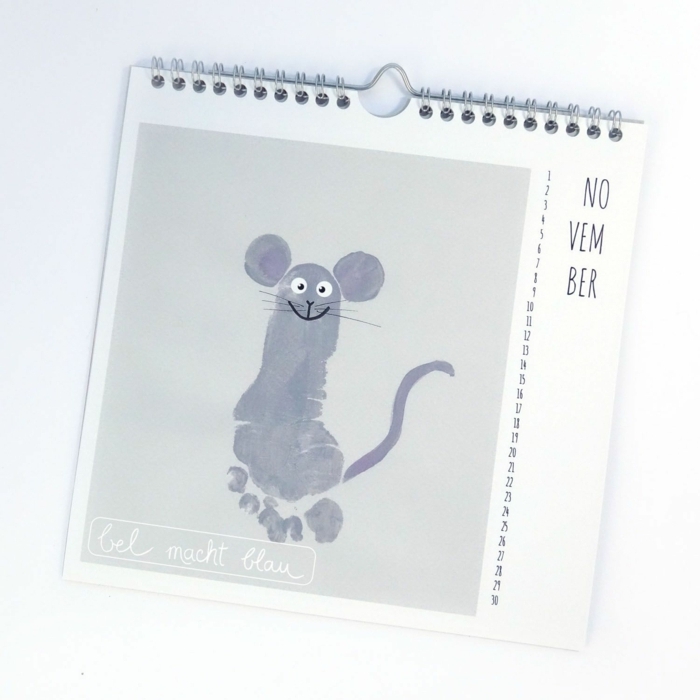 Selbstgemachter Kalender, Fußabdruck in Form einer Maus, mit Ohren und Schwanz, Geschenke für Großeltern