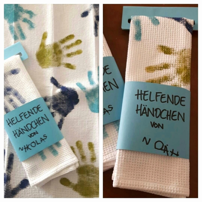 Weiße Handtücher mit Handabdrücke von Kindern, in grün und blau, Geschenke für Großeltern, bemalte Geschirrtücher