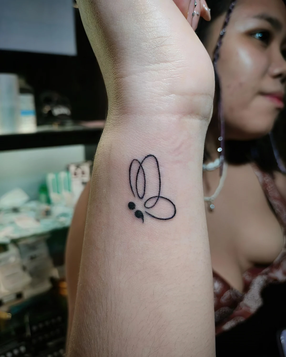 semicolon mit schmetterling tattoo jelolachica tattoo