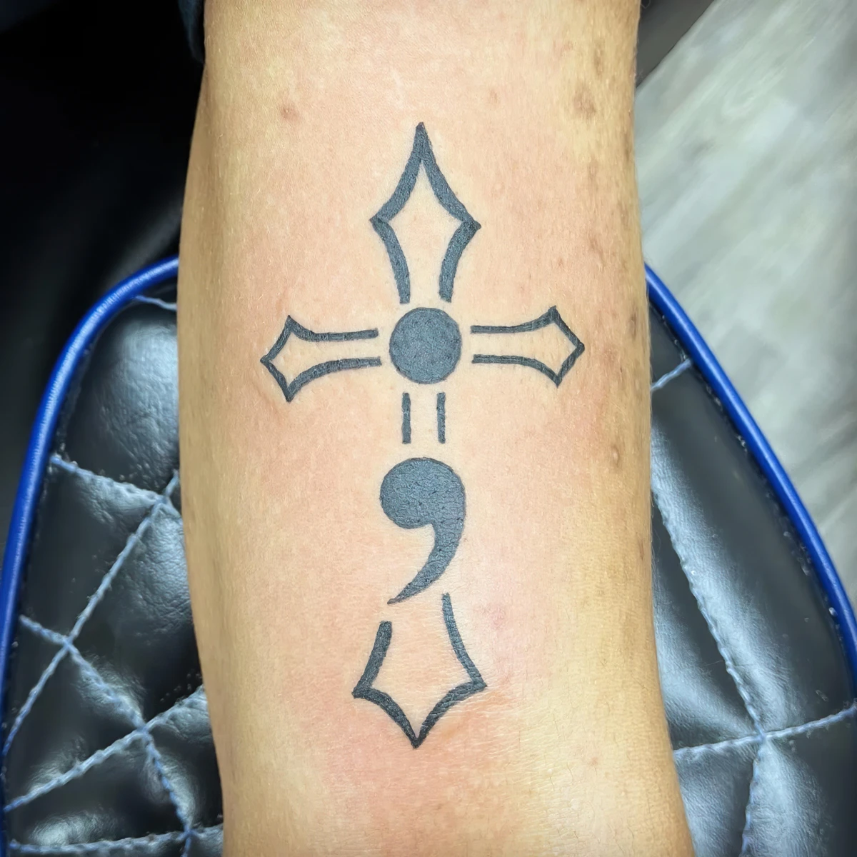 semicolon tattoo mit kreuz hattoncustomdesign