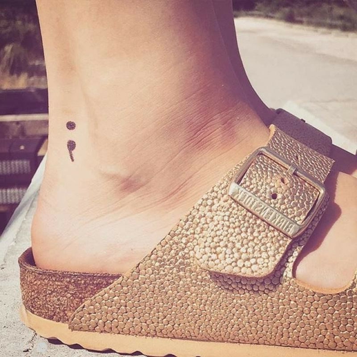 Schwarzes Tattoo von einem Semicolon am Fuß, tattoo depression, sandallen, sommer