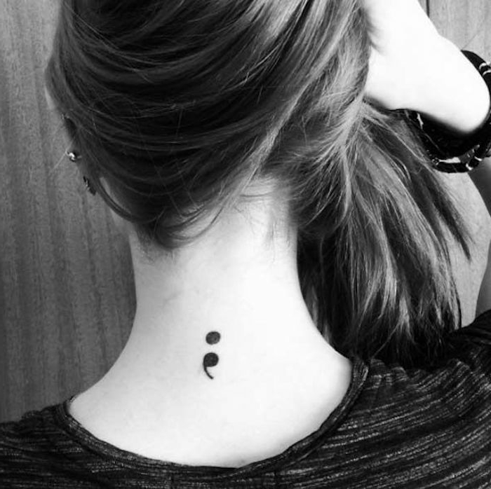 Großes Semicolon Tattoo am Nacken einer Frau mit braunem Haar, semikolon tattoo bedeutung