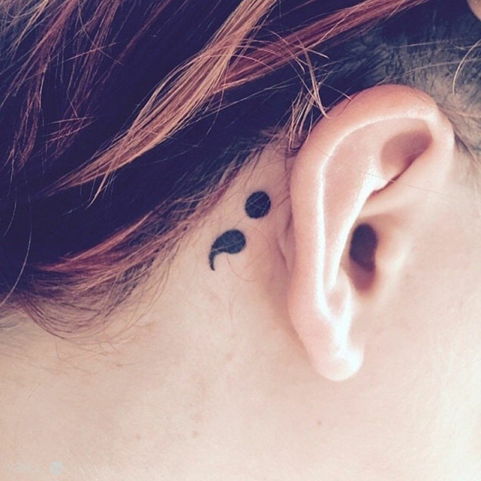 Semicolon Tattoo hinter dem Ohr, rote Haare, depression tattoos, Nahaufnahme