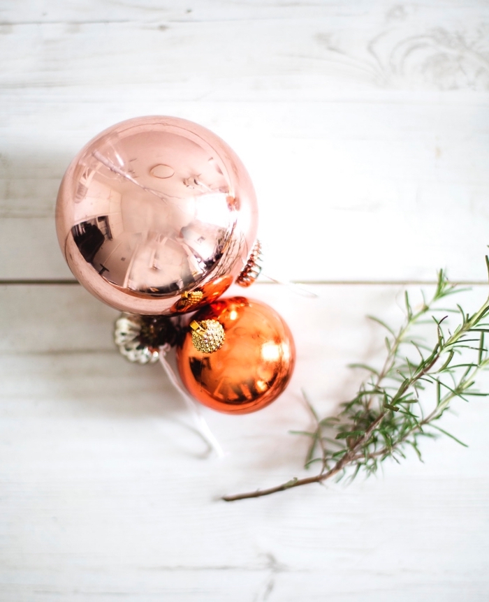 tischdeko weihnachten einfaches tutorial, chromierte weihnachtskugel in rosa und orange, tannenzweig