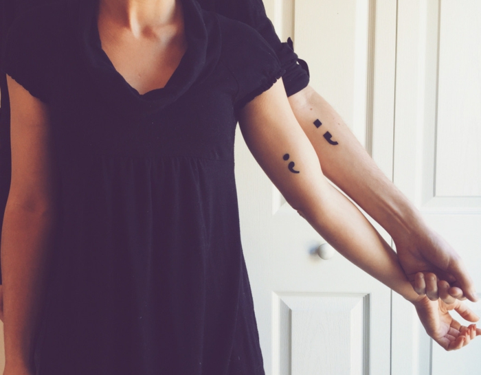 Seins und Ihrs Tattoo, Paar mit gleichen Semicolon Tattoos, depression tattoos, schwarzes T-Shirt