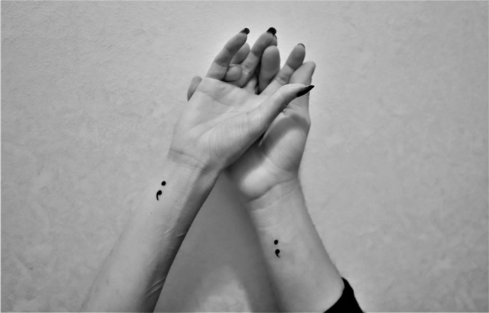 Schwarz-weißes Photo, Hand in Hand, Semicolon Tattoo auf beide Hände, project semicolon, liebe 
