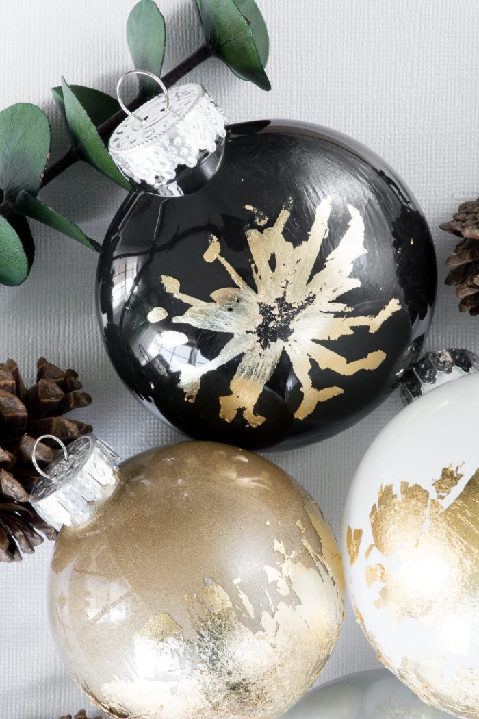 weihnachtsdeko basteln für den tisch, weihnachtskugel dekoriert mit blattgold, schneeflocke