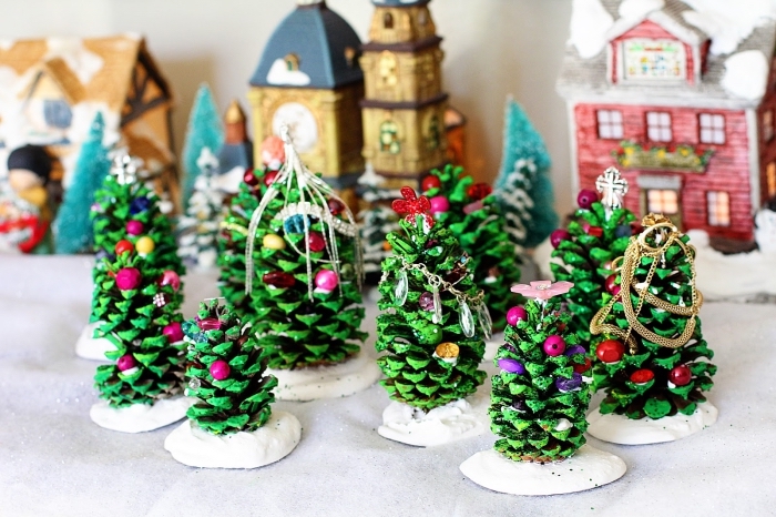 weihnachtsbasteln anleitungen, kleine tannenbäume dekoriert mit grüner farbe, basteln mit kindern