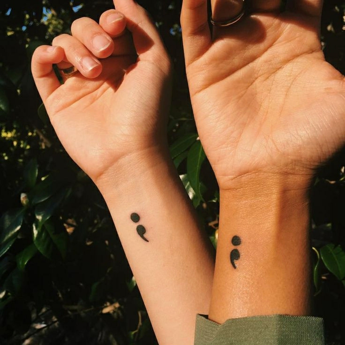 Zwei Hände mit Semicolon Tattoos, fotografiert im Sonnenlicht, project semicolon, liebe
