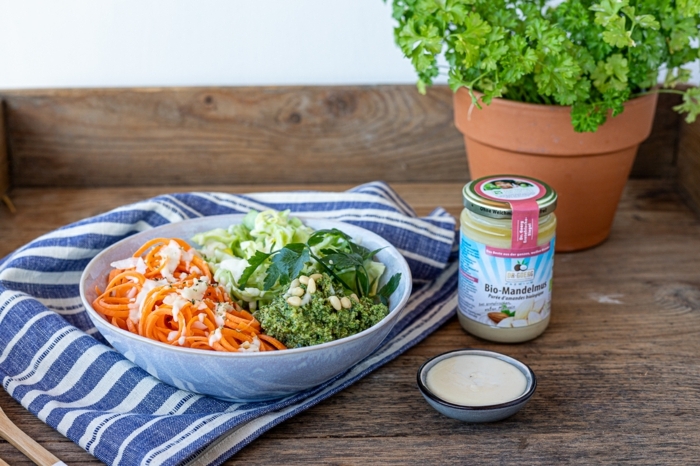 Salat mit Möhren, Weißkraut und Schnittlauch, Dr. Goerg Bio Mandelmuss, gestreiftes Tuch in blau und weiß, vegane Gerichte