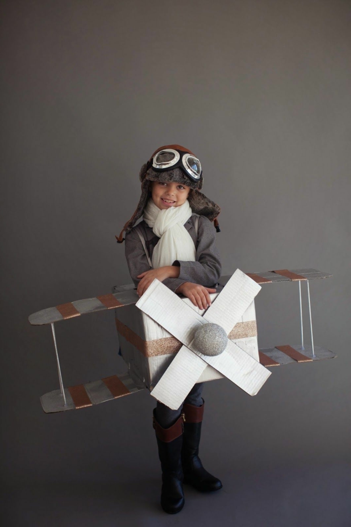 Kostüm von Amelia Earhart mit Flugzeug aus Karton, Karnevalskostüme für Kinder, große Fliegerbrillen und Fliegermütze