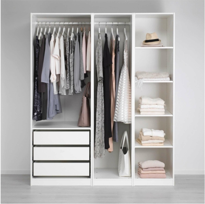 weißer Ikea offener Kleiderschrank pax Einrichtung System, drei Schubladen, aufgehängte Klamotten