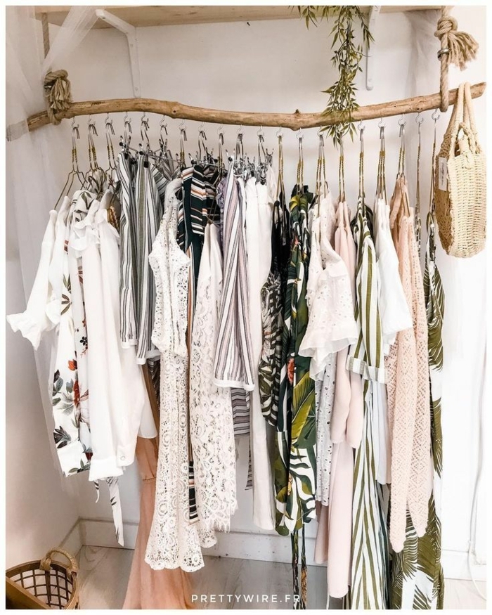 Ankleidezimmer günstig selber machen Kleiderstange aus Treibholz, Aufgehängte Klamotten in weißer Farbe und kleine Korbtasche