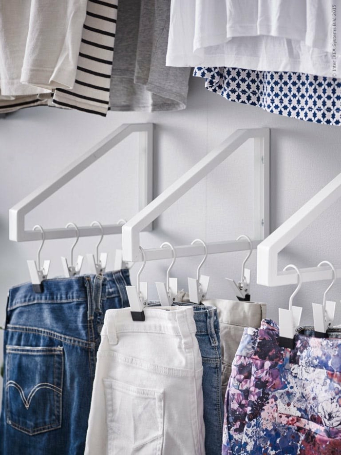 praktische Ideen für Aufbewahrung von Hosen, Jeans aufgehängt auf kleine Kleiderbügel, Ankleidezimmer planen