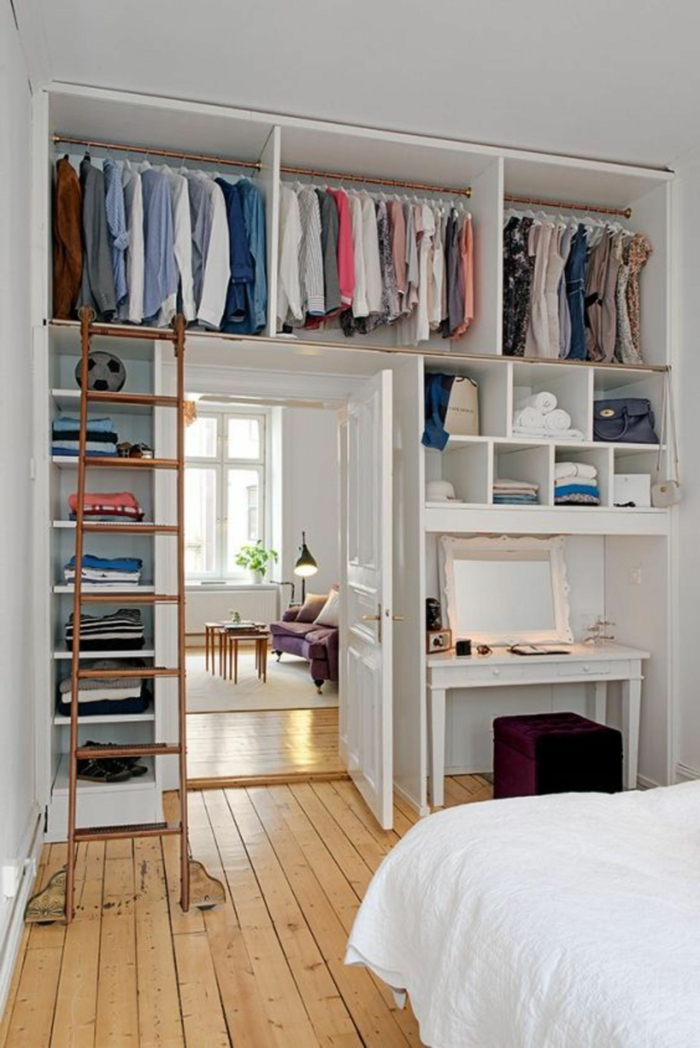 Kleines Ankleidezimmer im Schlafzimmer mit Leiter, kleiner Toilettentisch mit Spiegel, Abteilungen für Hemden und T-Shirts